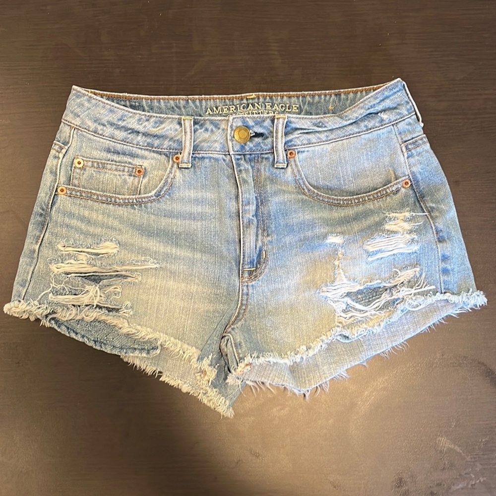 American Eagle Outfitters Hi-Rise Festival Jean Shorts! Light wash.